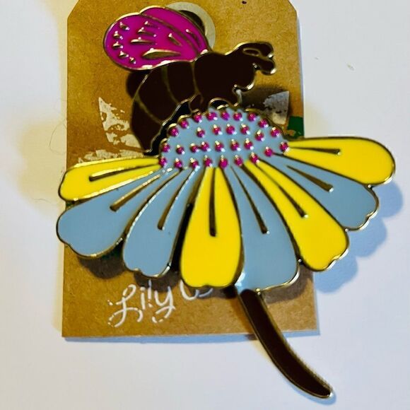 Lily Bloom Bee On Flower Pin - Picture 1 of 1